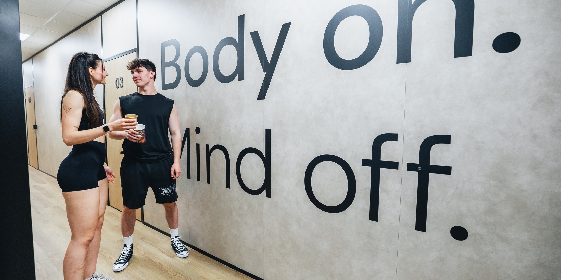 Dvojice u stěny Body on. Mind off. ve FitPods