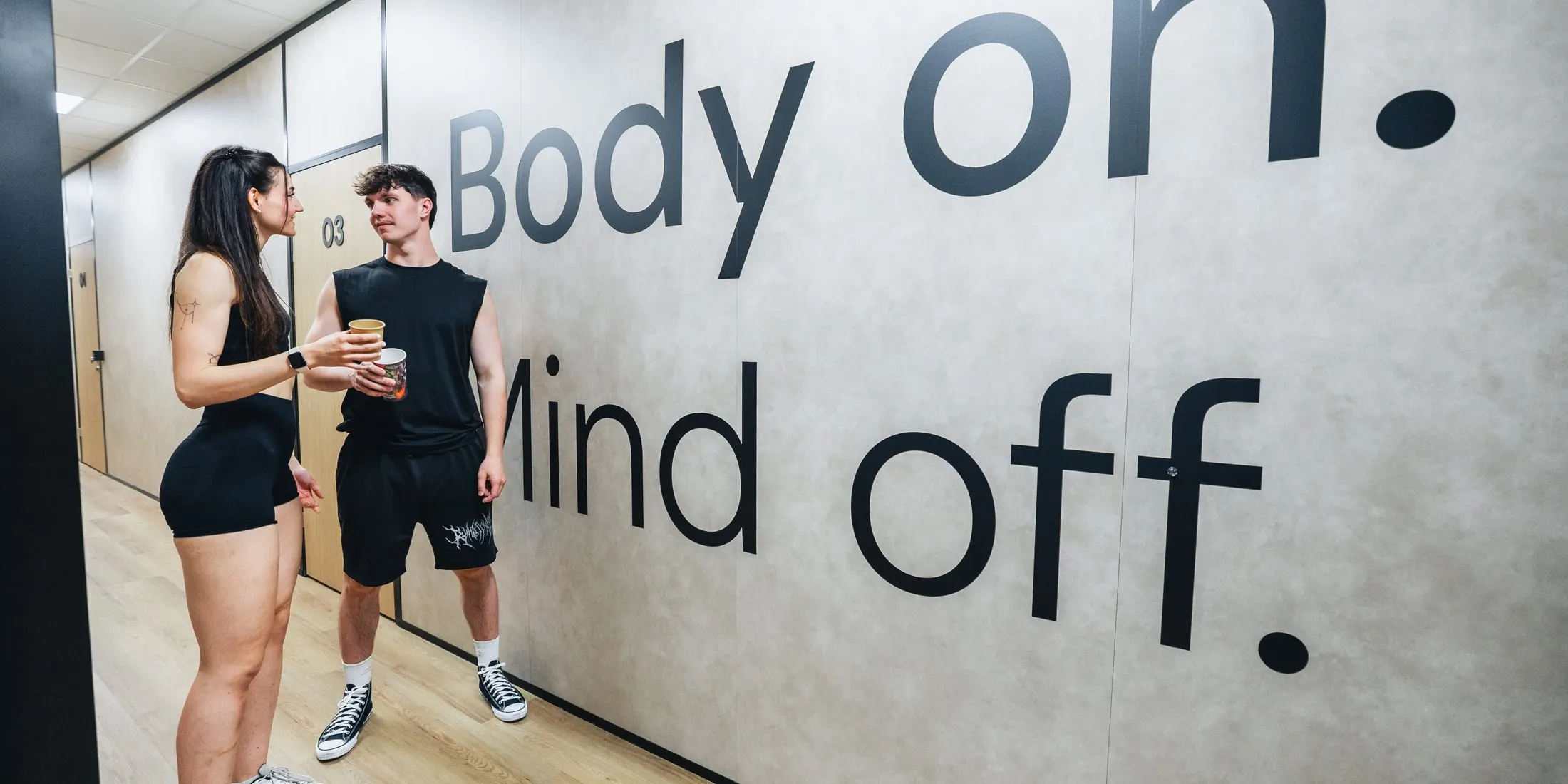 Dvojice u stěny Body on. Mind off. ve FitPods